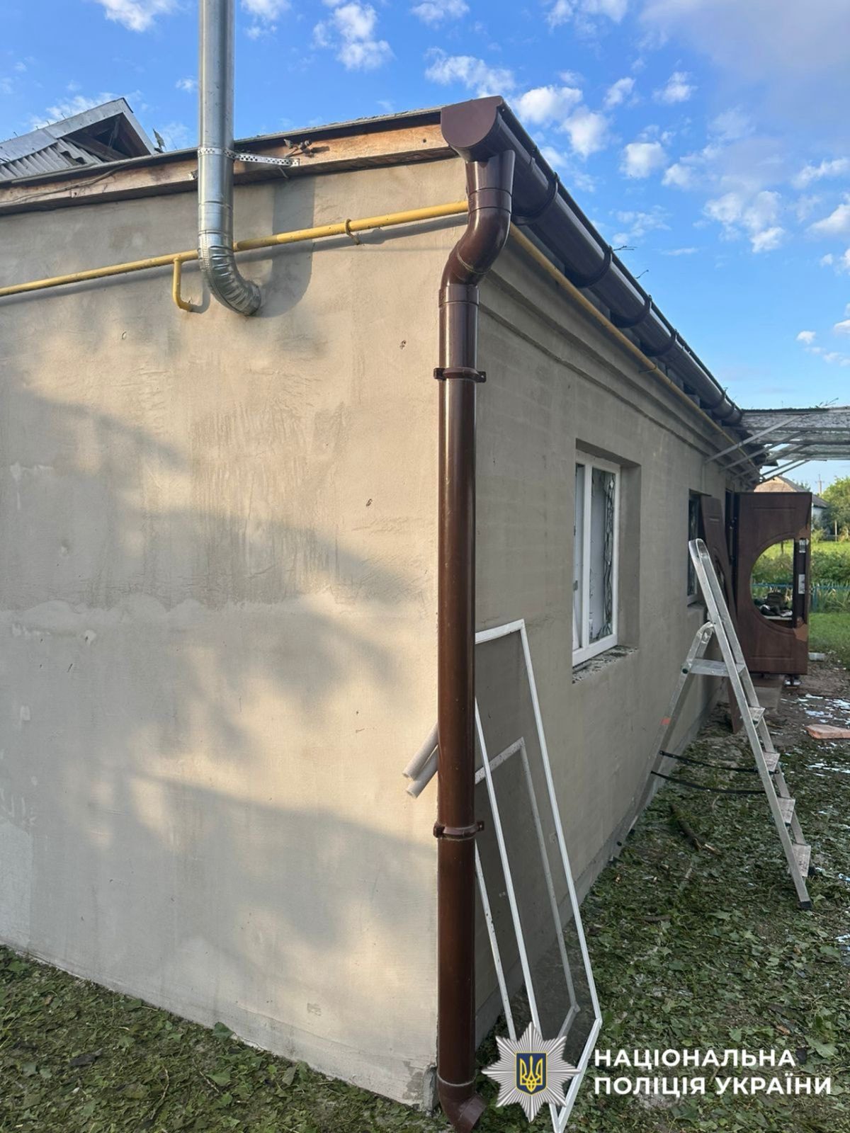 На Київщині внаслідок атаки ворожих БпЛА пошкоджено авто, 7 приватних будинків, школу та магазин