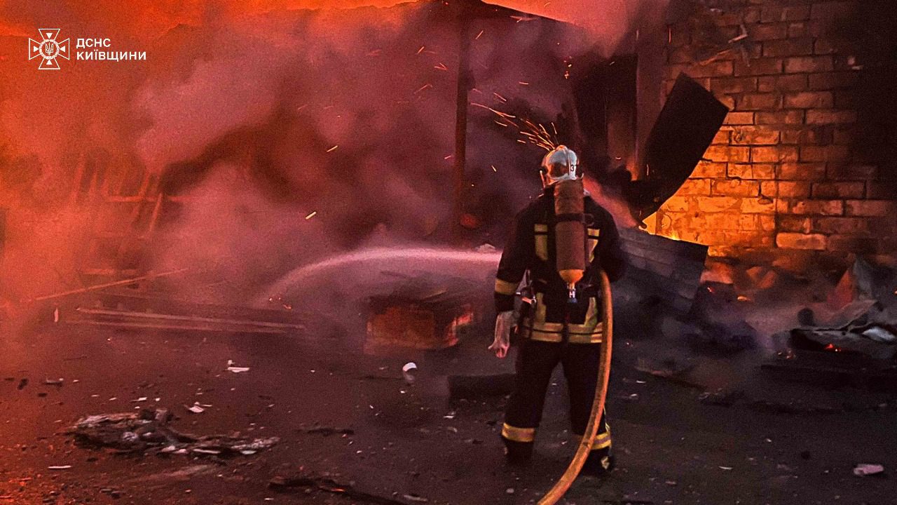 Удар ворожих БпЛА по Київщині: є постраждалі, виникла пожежа на складах