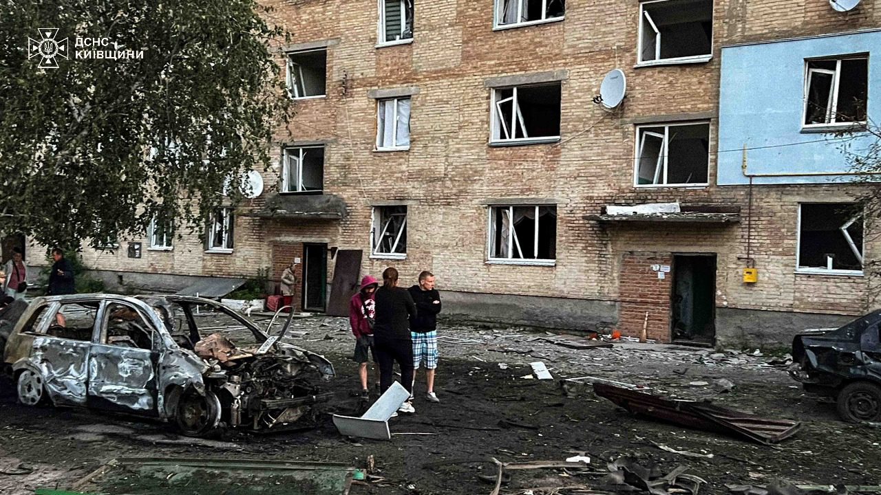 Удар ворожих БпЛА по Київщині: є постраждалі, виникла пожежа на складах