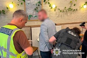У Києві затримали чоловіка, який за 5,9 тисяч доларів «допомагав» ухилянтам оновлювати дані в ТЦК без їхньої участі У Києві затримали чоловіка, який за 5,9 тисяч доларів «допомагав» ухилянтам оновлювати дані в ТЦК без їхньої участі