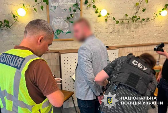 У Києві затримали чоловіка, який за 5,9 тисяч доларів «допомагав» ухилянтам оновлювати дані в ТЦК без їхньої участі У Києві затримали чоловіка, який за 5,9 тисяч доларів «допомагав» ухилянтам оновлювати дані в ТЦК без їхньої участі