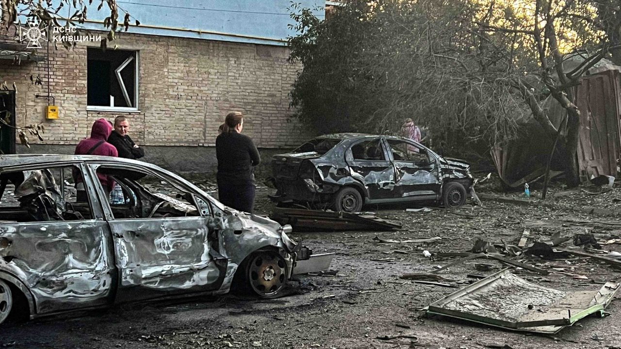 Удар ворожих БпЛА по Київщині: є постраждалі, виникла пожежа на складах