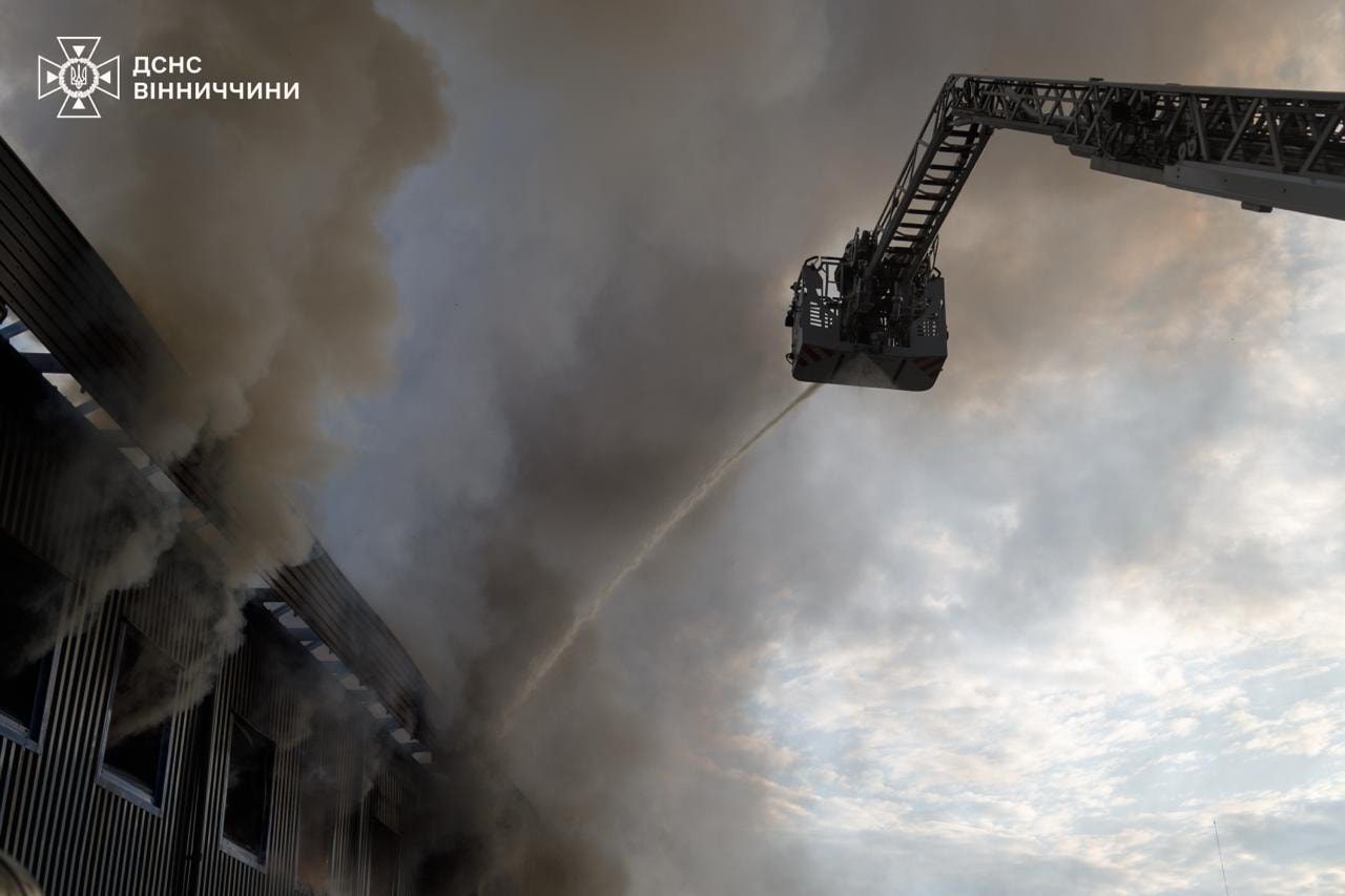 На Вінничині внаслідок атаки БпЛА пошкоджено будинки та два підприємства, є постраждалі (відео)