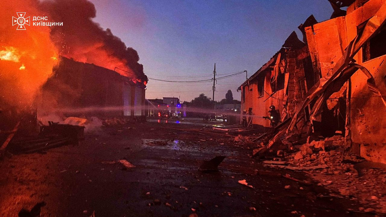 Удар ворожих БпЛА по Київщині: є постраждалі, виникла пожежа на складах