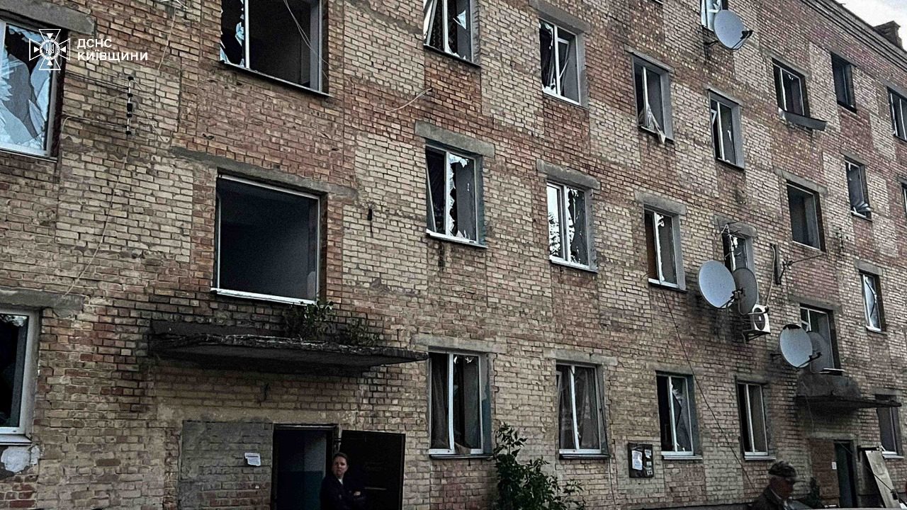 Удар ворожих БпЛА по Київщині: є постраждалі, виникла пожежа на складах