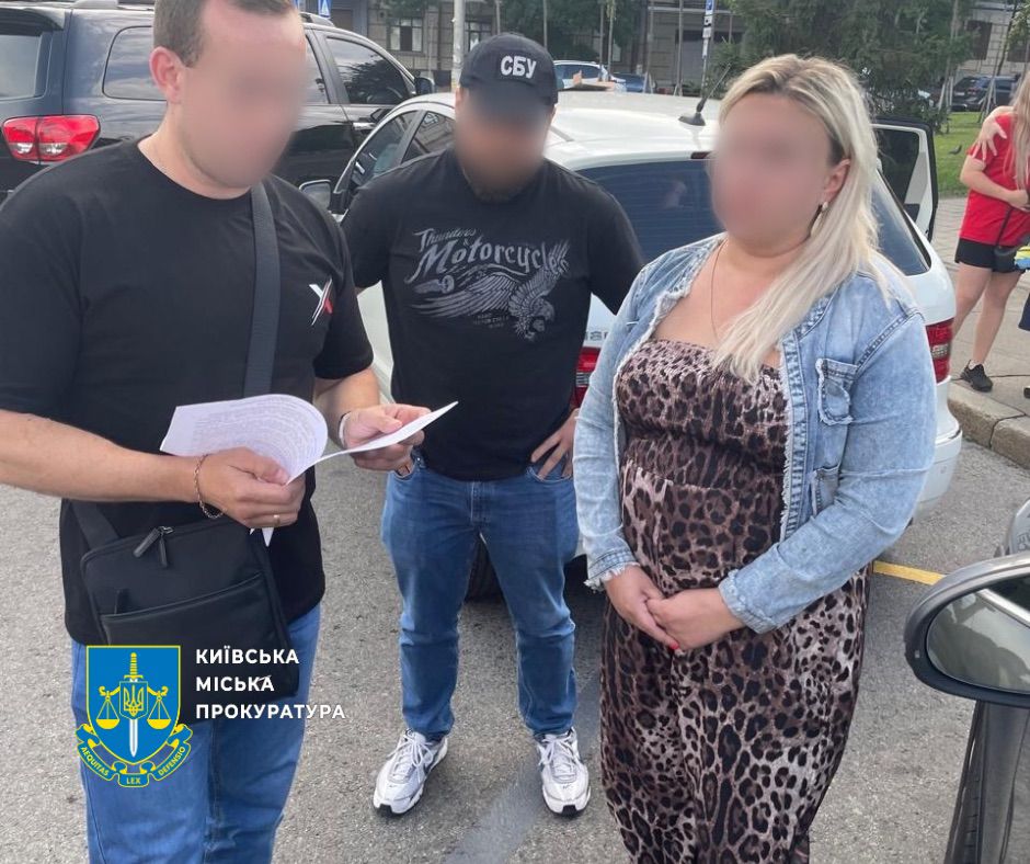 Посадовицю КМДА та директора комунального ринку підозрюють у вимаганні 25 тисяч доларів хабаря Посадовицю КМДА та директора комунального ринку підозрюють у вимаганні 25 тисяч доларів хабаря