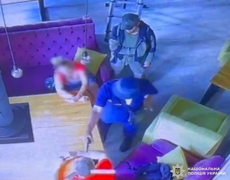 У столиці затримано двох киян, які з погрозами «вибивали» зарплату знайомій У столиці затримано двох киян, які з погрозами «вибивали» зарплату знайомій
