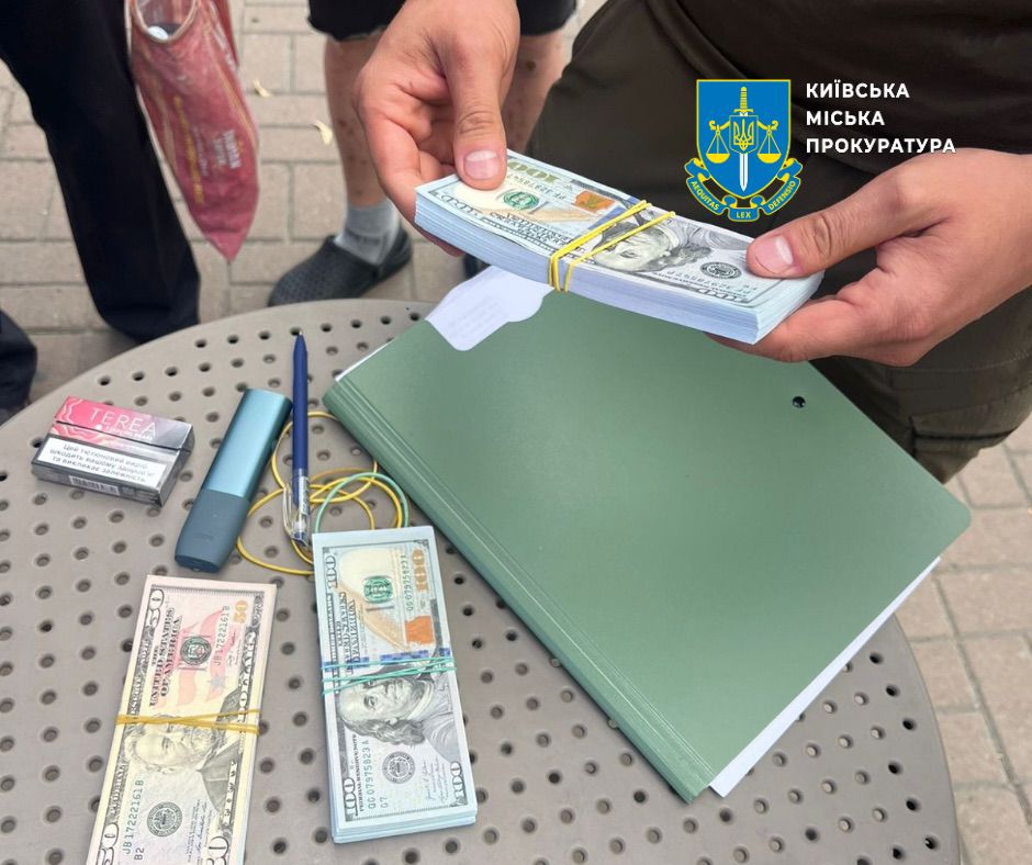 Директора "Бессарабки" та посадовицю КМДА, підозрюваних в отриманні хабаря, суд відправив під варту з альтернативою застав