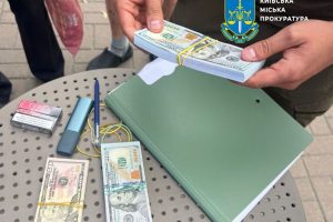 Посадовицю КМДА та директора комунального ринку підозрюють у вимаганні 25 тисяч доларів хабаря