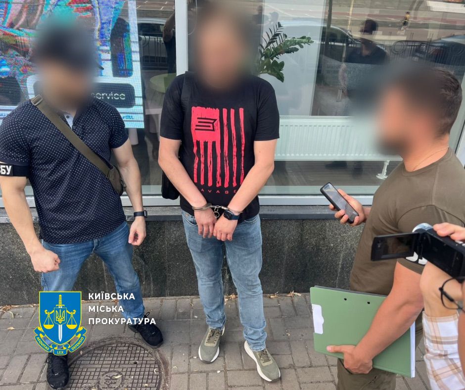 Посадовицю КМДА та директора комунального ринку підозрюють у вимаганні 25 тисяч доларів хабаря Посадовицю КМДА та директора комунального ринку підозрюють у вимаганні 25 тисяч доларів хабаря