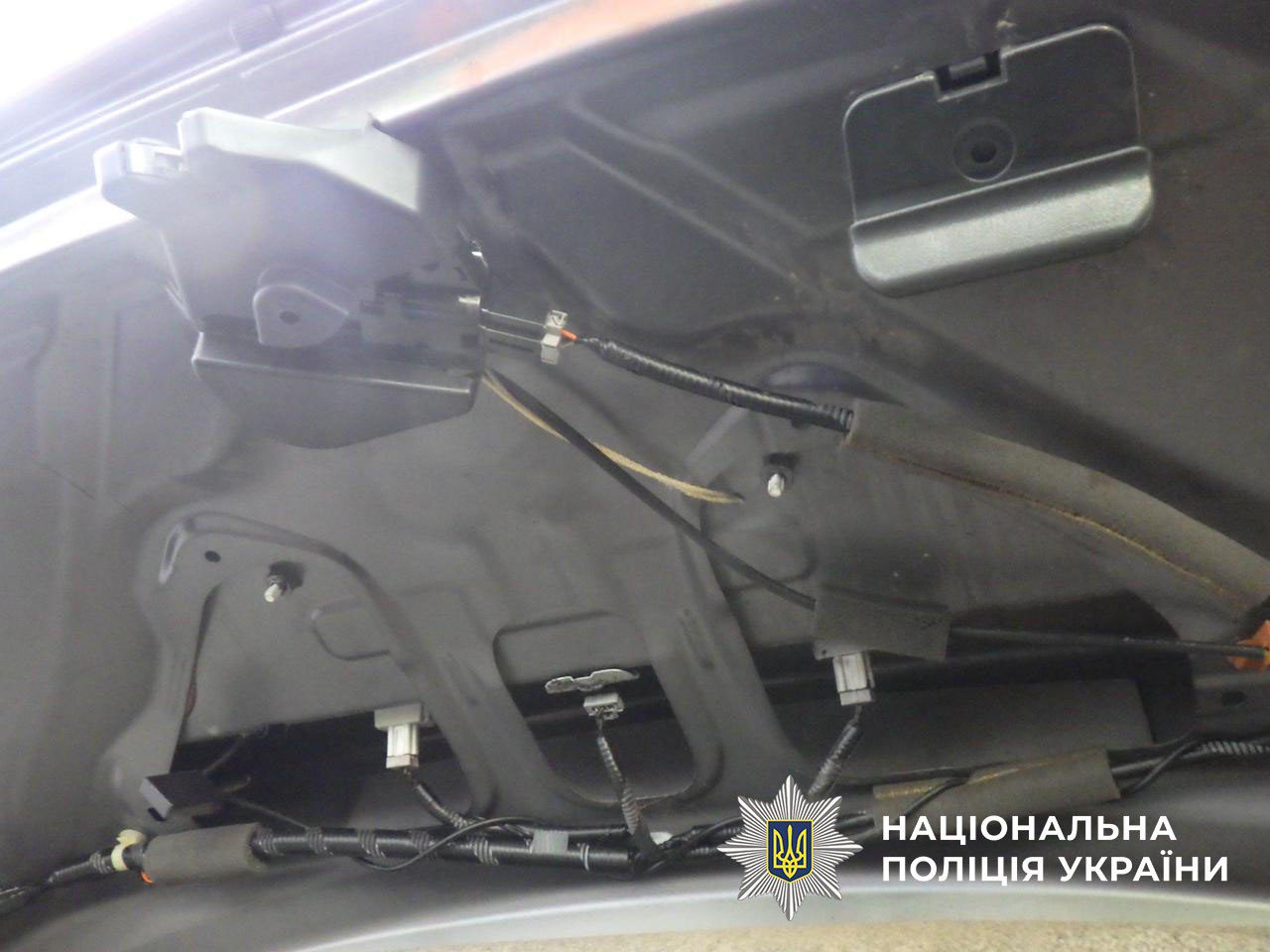У Києві з автомобіля обміну валют викрали готівки на 15 млн гривень - всіх зловмисників затримали У Києві з автомобіля обміну валют викрали готівки на 15 млн гривень - всіх зловмисників затримали