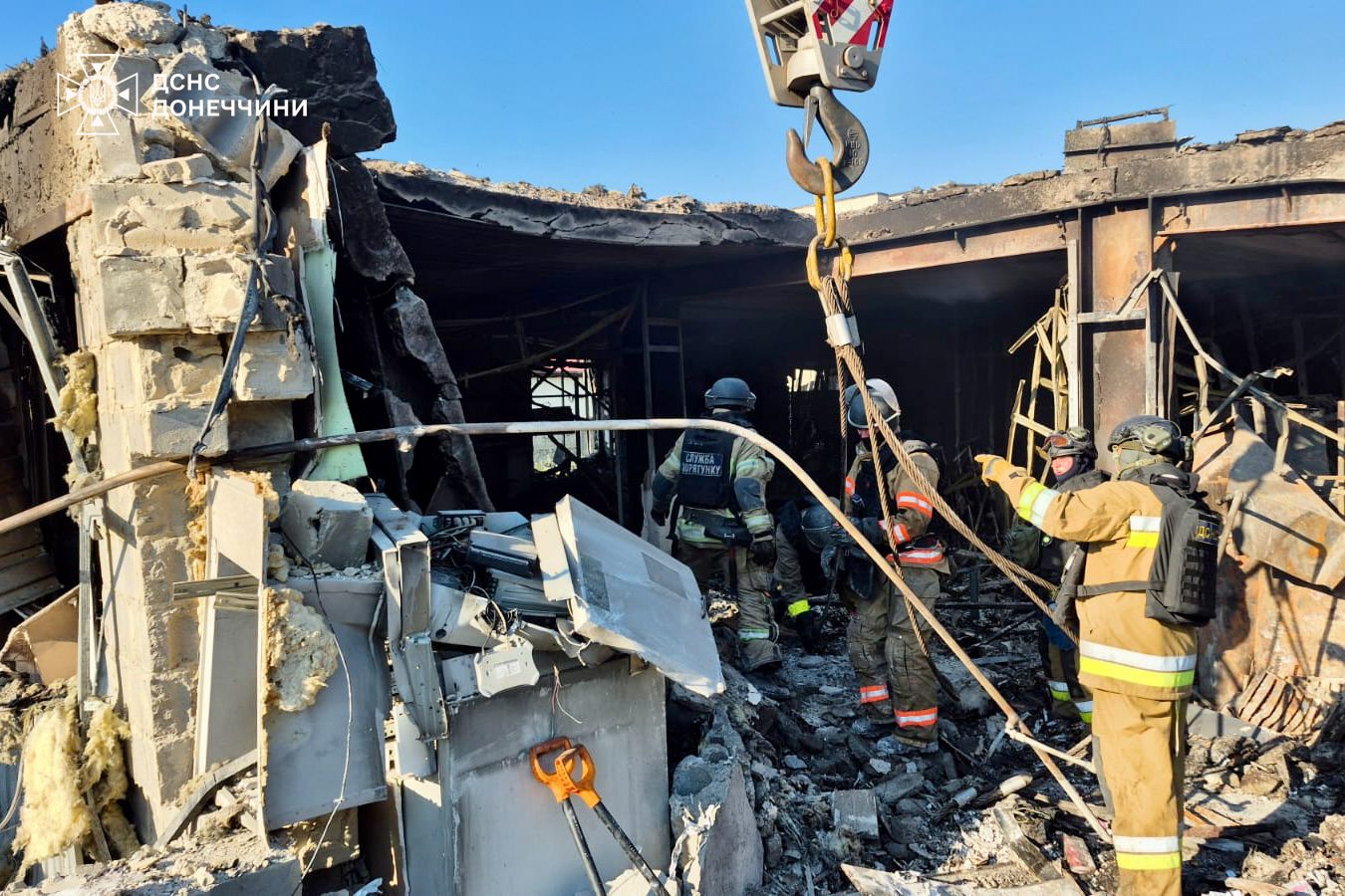 У Добропіллі завершили рятувальні роботи на місці авіаудару 16 липня: 4 вбитих, 27 поранених У Добропіллі завершили рятувальні роботи на місці авіаудару 16 липня: 4 вбитих, 27 поранених