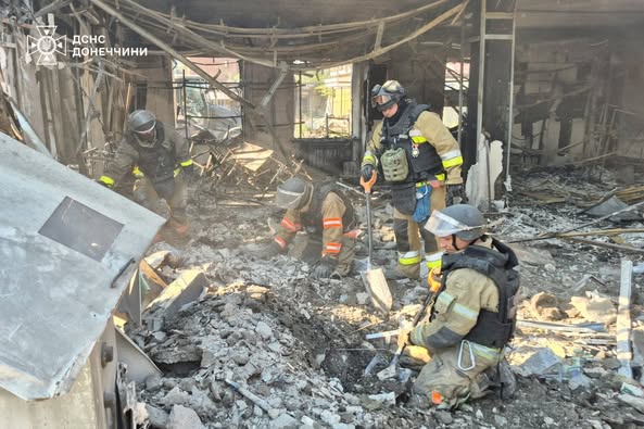 У Добропіллі завершили рятувальні роботи на місці авіаудару 16 липня: 4 вбитих, 27 поранених У Добропіллі завершили рятувальні роботи на місці авіаудару 16 липня: 4 вбитих, 27 поранених