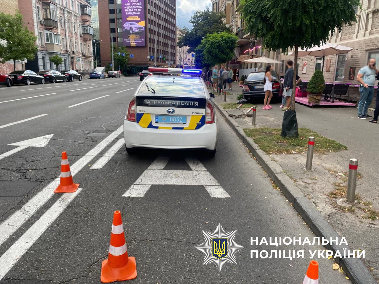 У середмісті столиці водійка Mercedes в'їхала у терасу кафе У середмісті столиці водійка Mercedes в'їхала у терасу кафе - є постраждала
