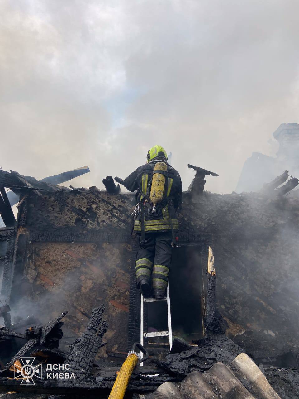 На столичній Троєщині при пожежі у будинку загинули двоє людей