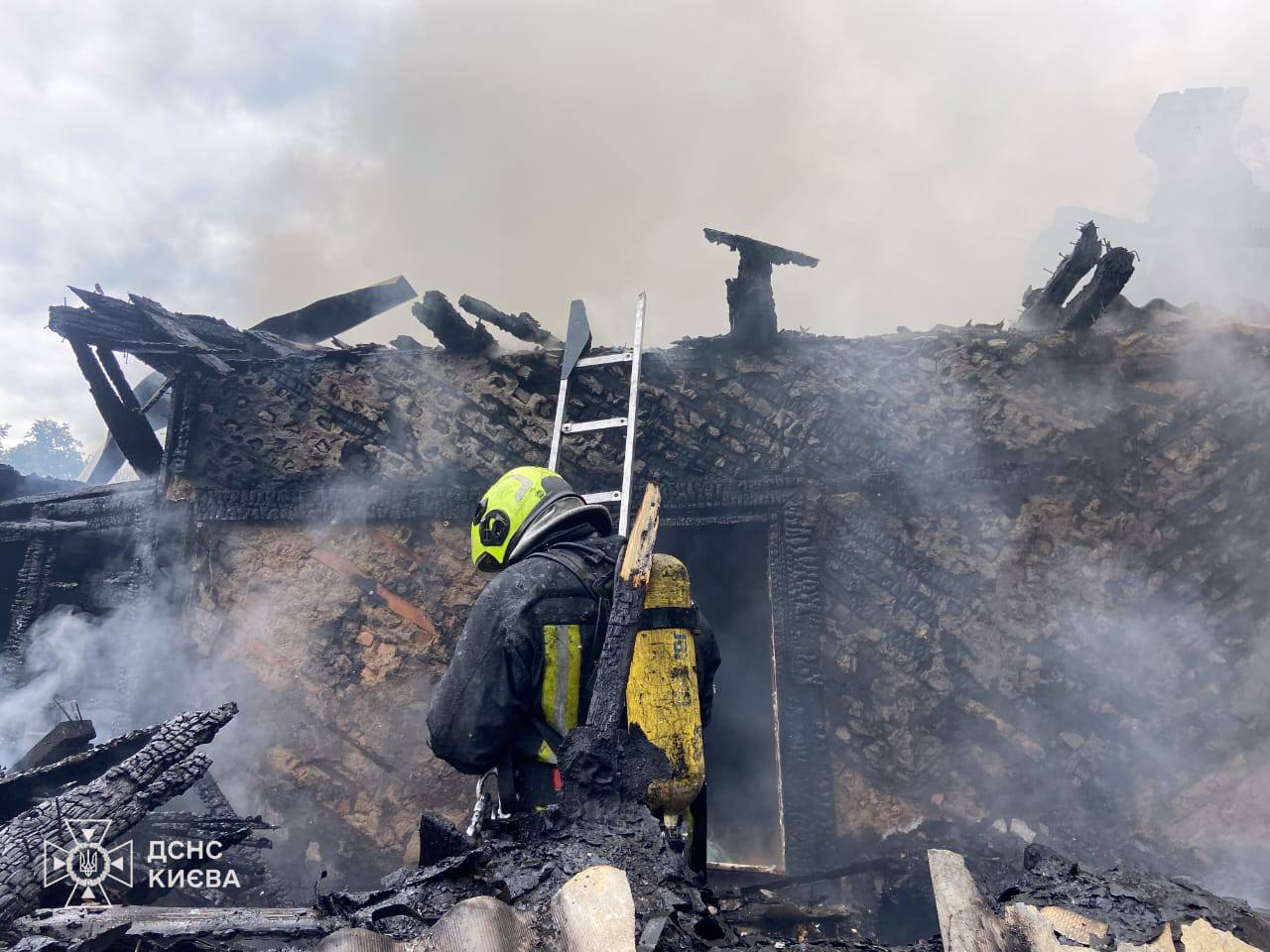 На столичній Троєщині при пожежі у будинку загинули двоє людей На столичній Троєщині при пожежі у будинку загинули двоє людей