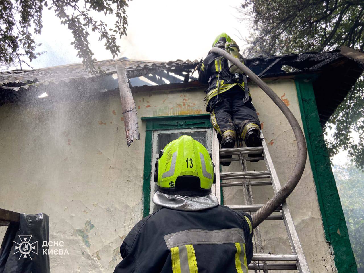 На столичній Троєщині при пожежі у будинку загинули двоє людей