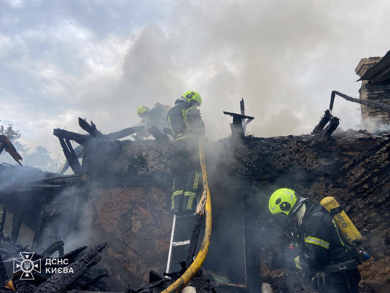 На столичній Троєщині при пожежі у будинку загинули двоє людей