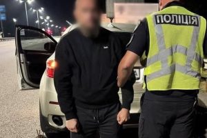 У Києві затримали агента рф, який підпалив двері в багатоповерхівці на Дарниці