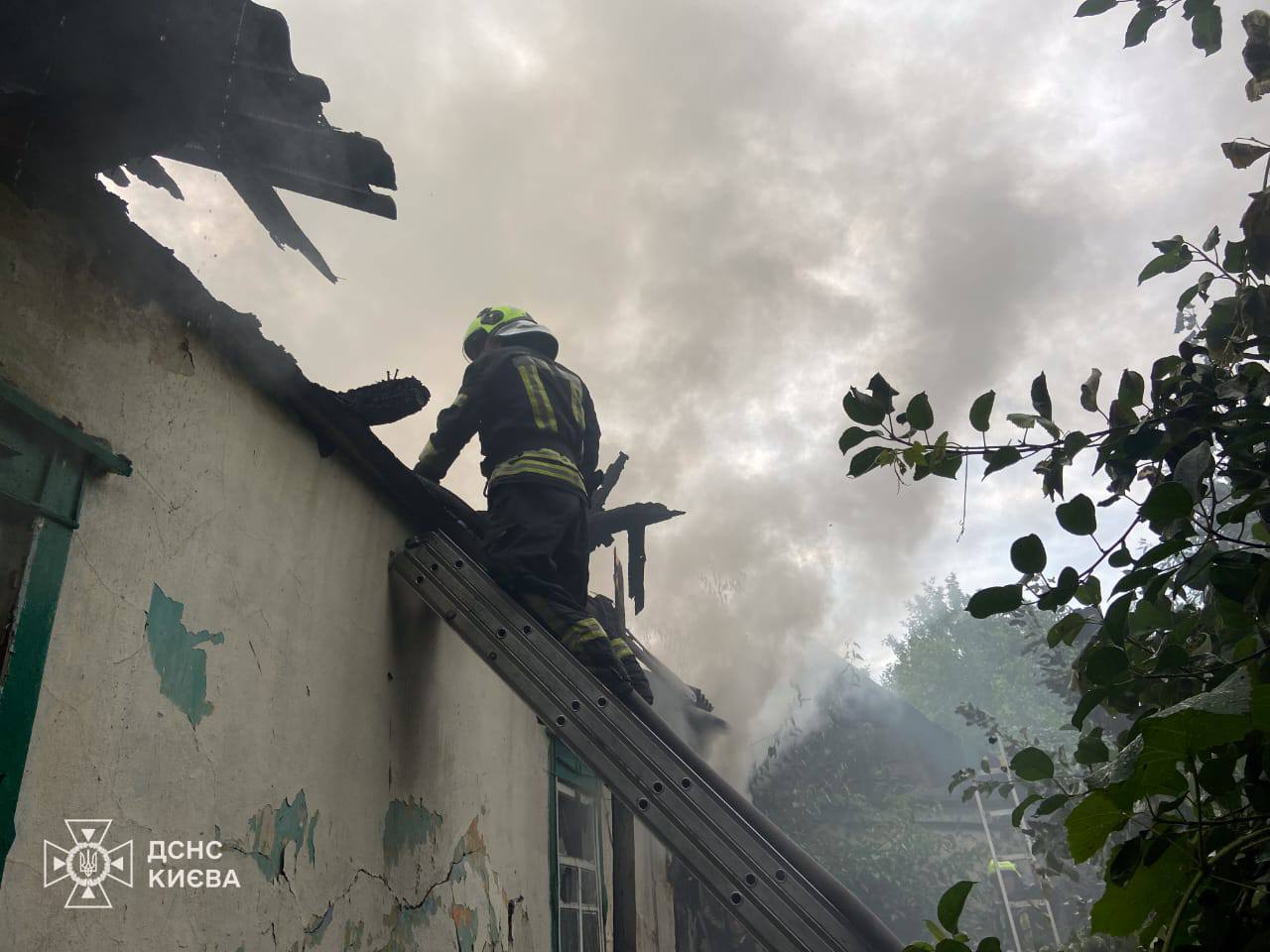 На столичній Троєщині при пожежі у будинку загинули двоє людей