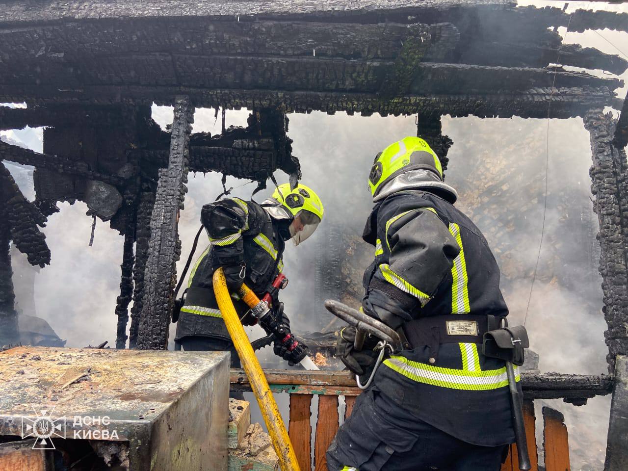 На столичній Троєщині при пожежі у будинку загинули двоє людей