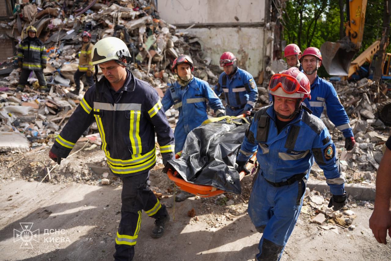 У Києві число вбитих нічною атакою рф зросло до 11, рятувальні роботи тривають