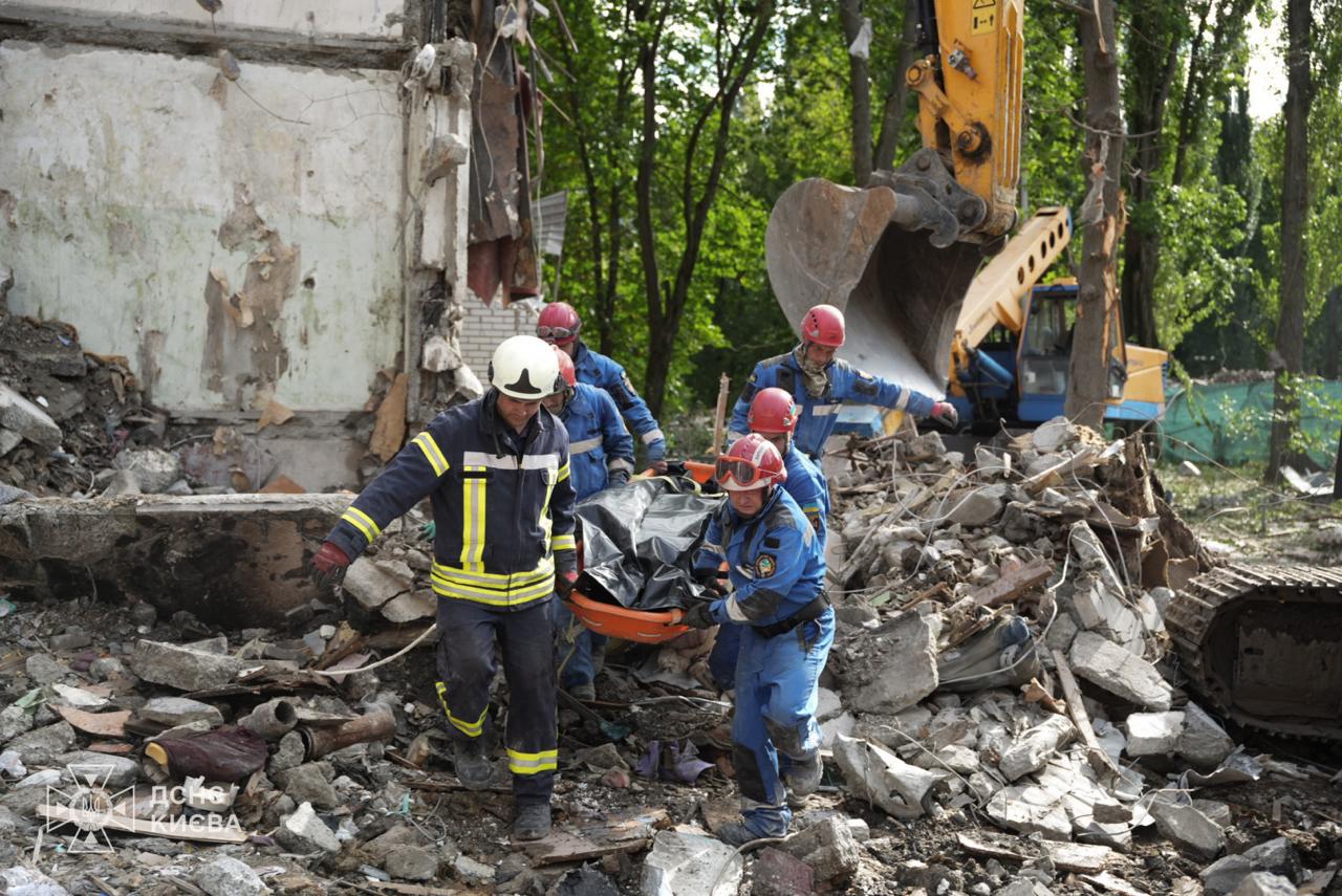 У Києві число вбитих нічною атакою рф зросло до 11, рятувальні роботи тривають