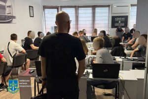 У Києві проведено 15 обшуків та припинено роботу кол-центрів, які спеціалізувалися на шахрайстві у сфері фінпослуг (фото)