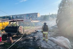 рф вдарила КАБ-500 по ТЦ у Добропіллі: двоє людей загинули, 14 – отримали поранення (фото) рф вдарила КАБ-500 по ТЦ у Добропіллі: двоє людей загинули, 14 - отримали поранення (фото)