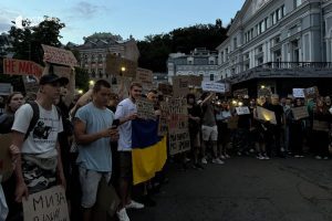 У Києві та інших містах громадяни знову виходили на акції проти закону щодо НАБУ і САП У Києві та інших містах громадяни знову виходили на акції проти закону щодо НАБУ і САП