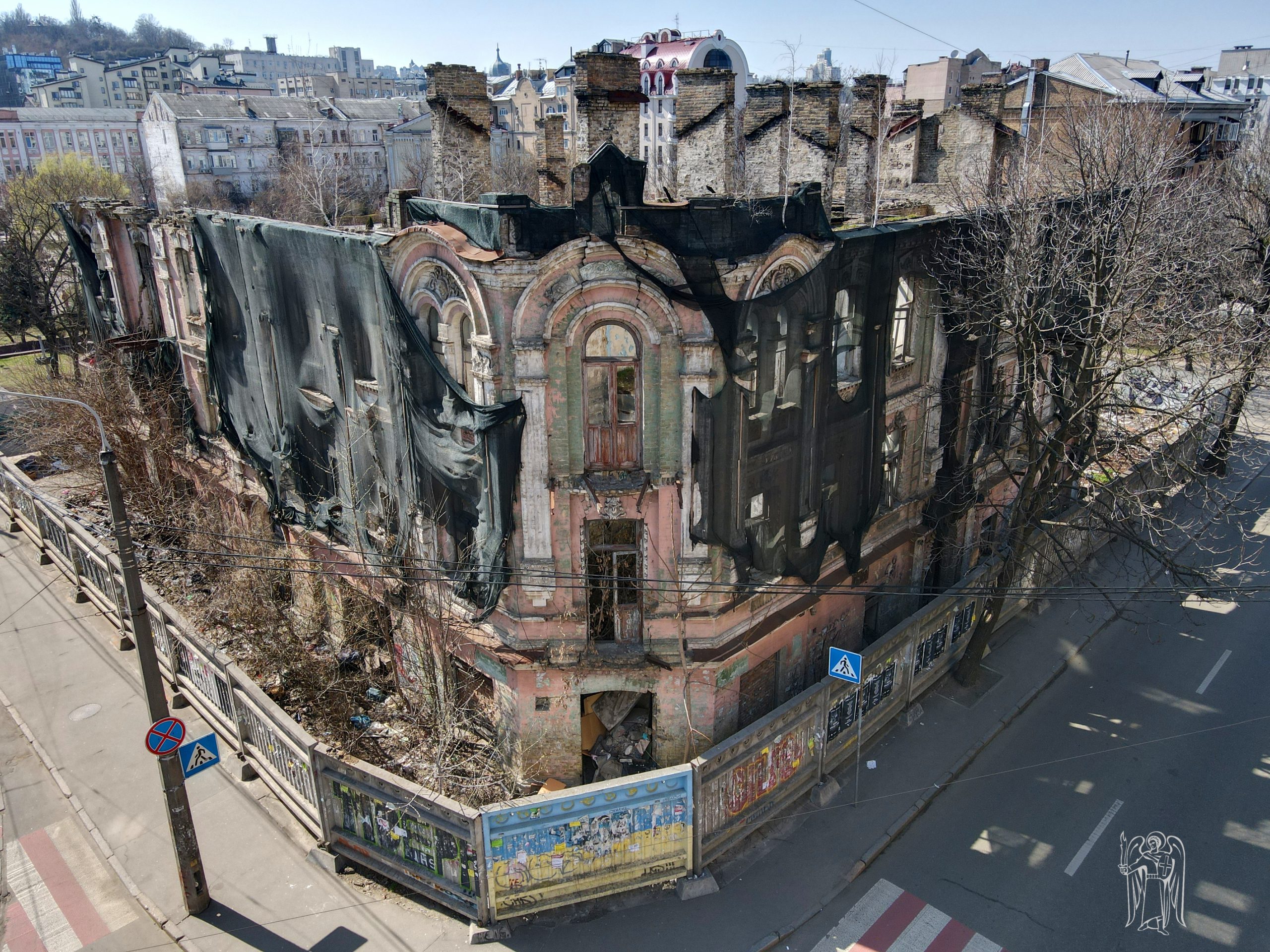 Суди, штрафи і вогонь: у Києві вирішується доля історичного будинку Вертипороха Суди, штрафи і вогонь: у Києві вирішується доля історичного будинку Вертипороха