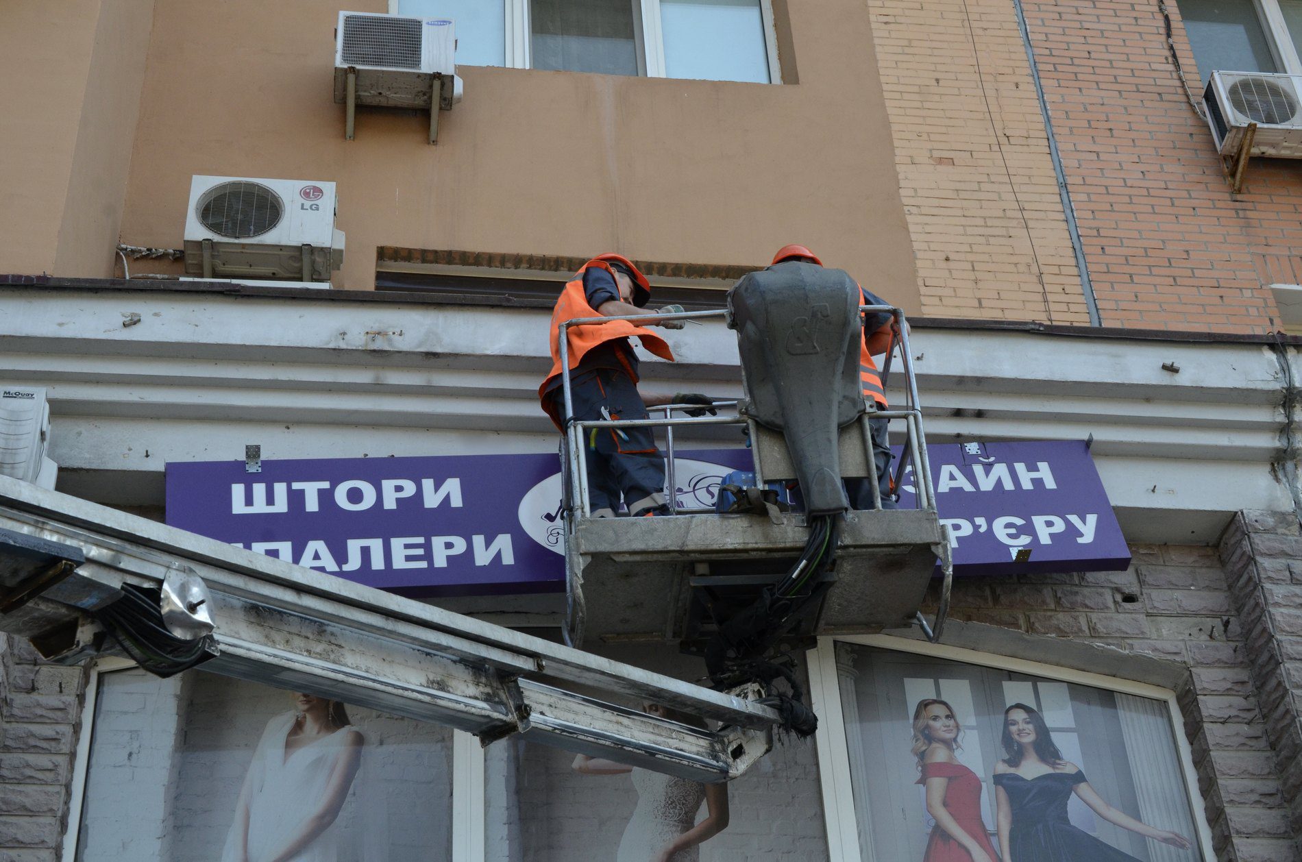 Демонтаж реклами: у червні столичні комунальники прибрали майже 2000 вивісок