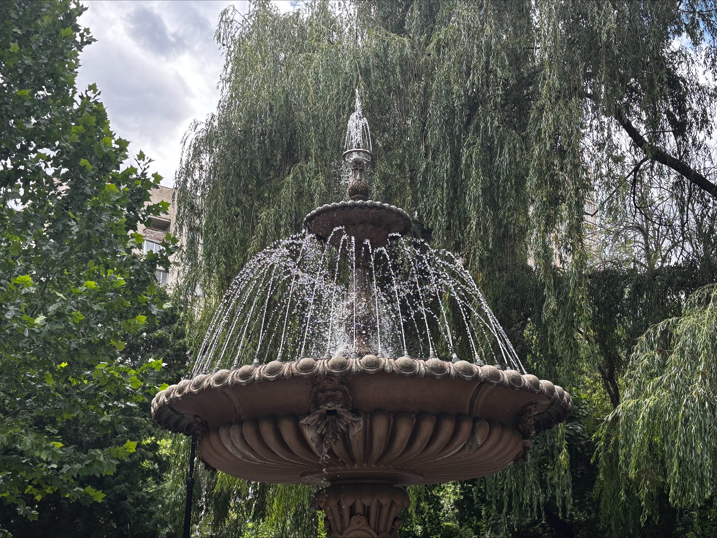 У столичному Літературному сквері після ремонту відновили роботу фонтана