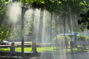 У столиці встановлюють додаткові рамки-розпилювачі води для охолодження у спеку (локації)