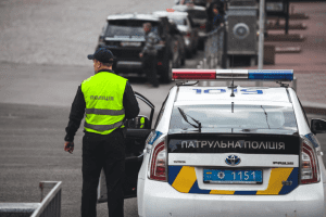 Через руйнування внаслідок нічної атаки перекрито шість столичних вулиць, громадський транспорт курсує зі змінами руху Через руйнування внаслідок нічної атаки перекрито шість столичних вулиць, громадський транспорт курсує зі змінами руху