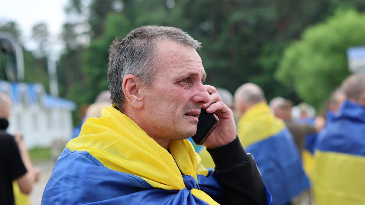 В Україну повернули з полону нову групу Захисників: серед звільнених – поранені, молодь і оборонці Маріуполя (фото)