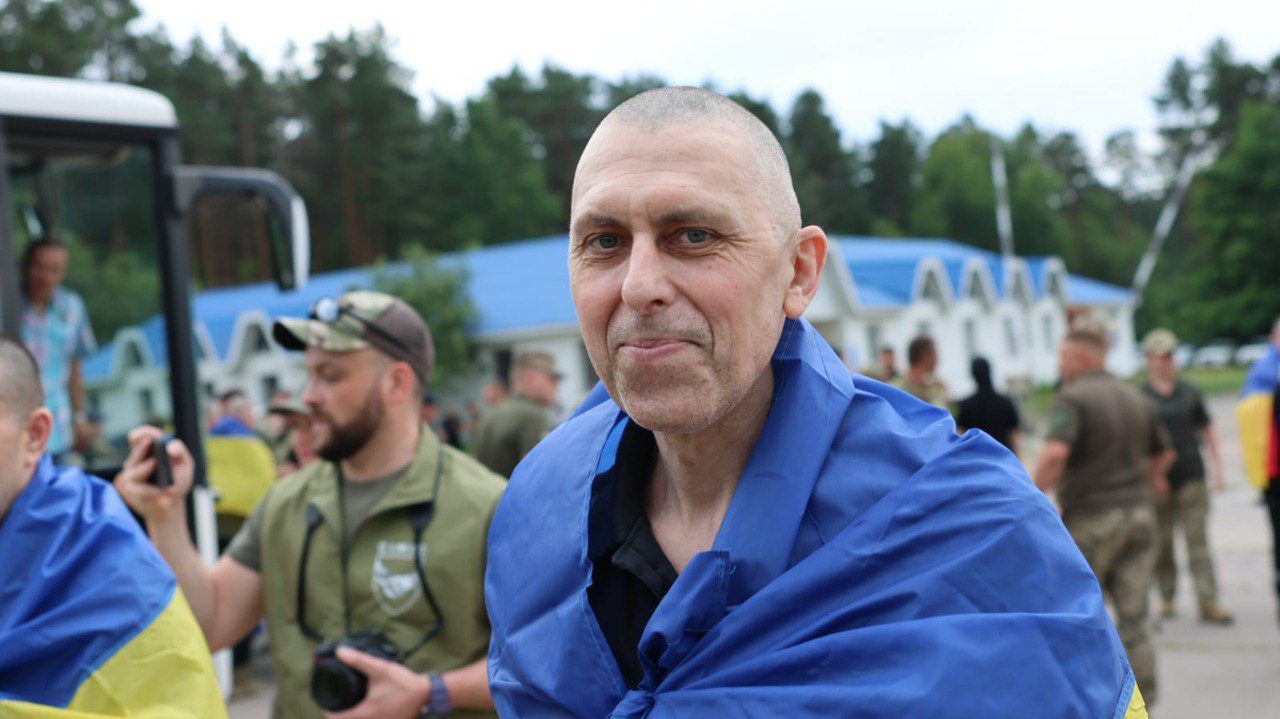 В Україну повернули з полону нову групу Захисників: серед звільнених – поранені, молодь і оборонці Маріуполя (фото)
