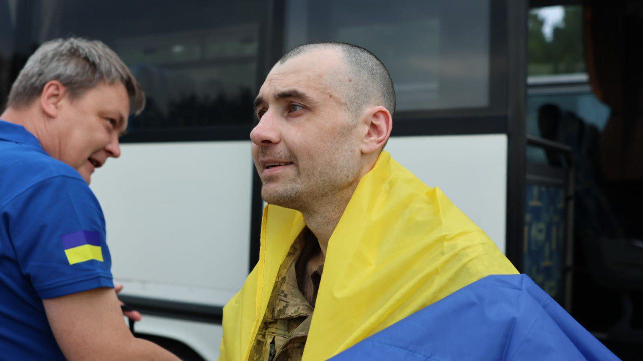 В Україну повернули з полону нову групу Захисників: серед звільнених – поранені, молодь і оборонці Маріуполя (фото)