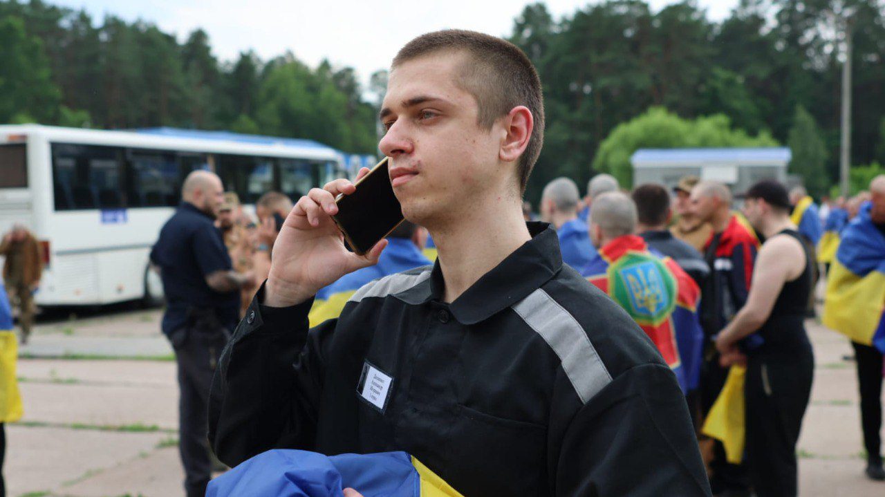 В Україну повернули з полону нову групу Захисників: серед звільнених – поранені, молодь і оборонці Маріуполя (фото)