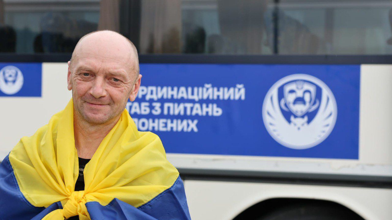 В Україну повернули з полону нову групу Захисників: серед звільнених – поранені, молодь і оборонці Маріуполя (фото)