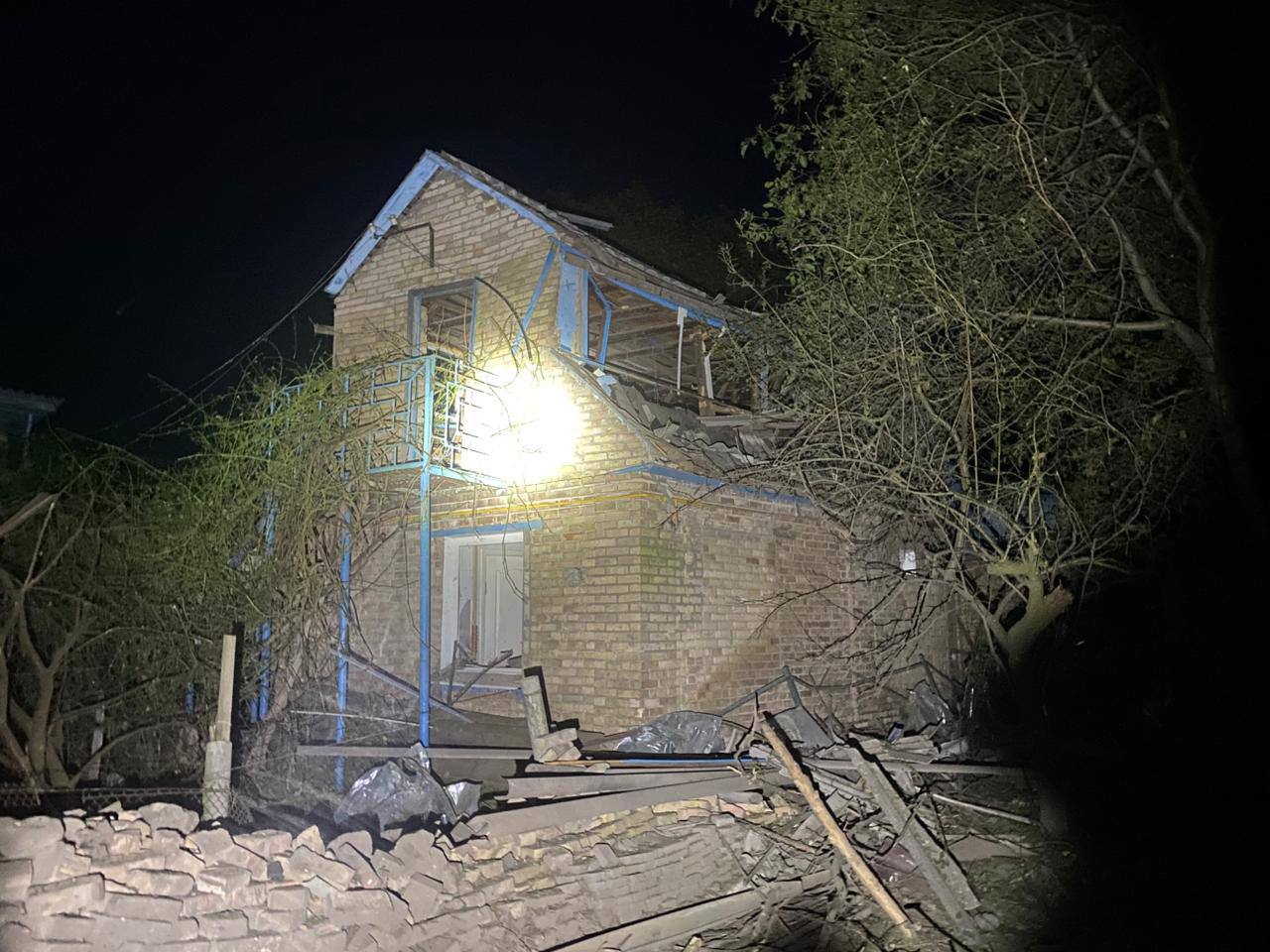 Удар ворожих БпЛА по Київщині: є постраждалі, виникла пожежа на складах