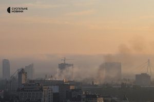 Внаслідок нічних обстрілів у столиці виникли пожежі, над містом утворився смог Внаслідок нічних обстрілів у столиці виникли пожежі, над містом утворився смог