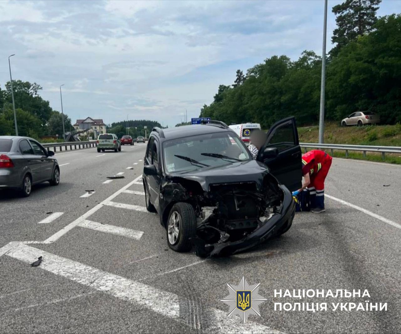 На трасі Київ-Чоп автомобіль налетів на відбійник - тіло водія з салону деблокували рятувальники