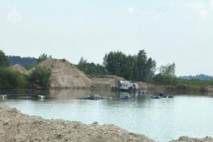 Офіс Генпрокурора прозвітував про зупинку незаконного видобутку піску у Бобриці на Київщині Офіс Генпрокурора прозвітував про зупинку незаконного видобутку піску у Бобриці на Київщині