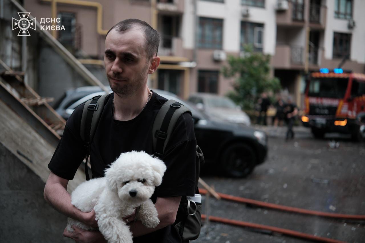 У Дарницькому районі розгорнули три штаби підтримки постраждалим від нічної атаки рф У Дарницькому районі розгорнули три штаби підтримки постраждалим від нічної атаки рф