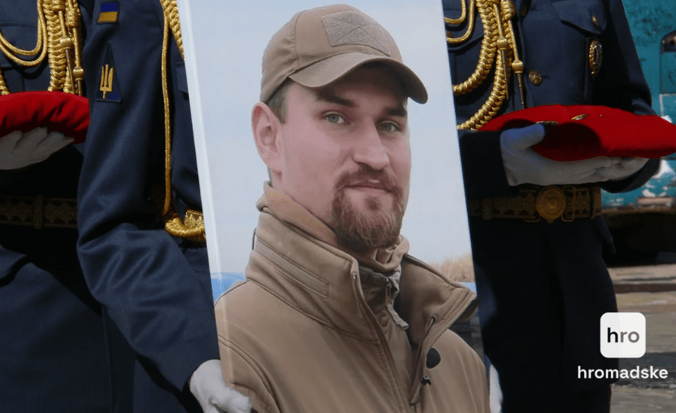 У Києві попрощалися із загиблим льотчиком F-16 Устименком (фото, відео) У Києві попрощалися із загиблим льотчиком F-16 Устименком (фото, відео)