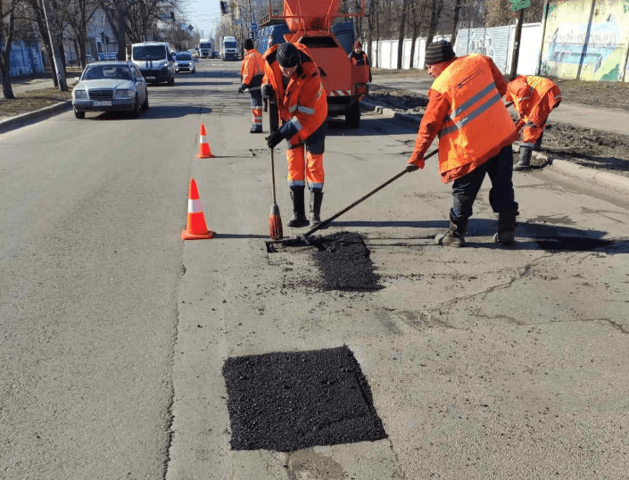 Дороги Великодимерської громади готують до ямкового ремонту Дороги Великодимерської громади готують до ямкового ремонту