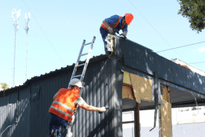 У Деснянському районі комунальники демонтували незаконний МАФ площею 320 кв. м У Деснянському районі комунальники демонтували незаконний МАФ площею 320 кв. м