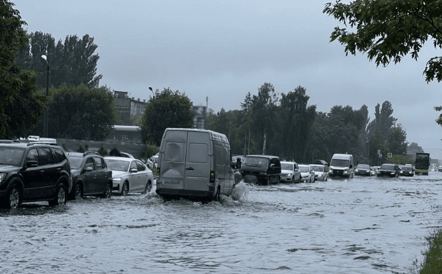 У столиці через аномальну кількість опадів зафіксовані локальні підтоплення щонайменше на 10 вулицях У столиці через аномальну кількість опадів зафіксовані локальні підтоплення щонайменше на 10 вулицях