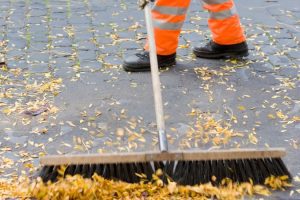 Для прибирання Дніпровського району закуповують понад 66 тисяч мітл та віників Для прибирання Дніпровського району закуповують понад 66 тисяч мітл та віників